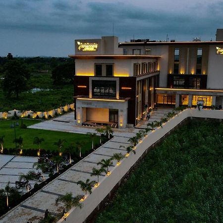 Krishna'S Courtyard Hotel & Convention Urāli Exterior photo