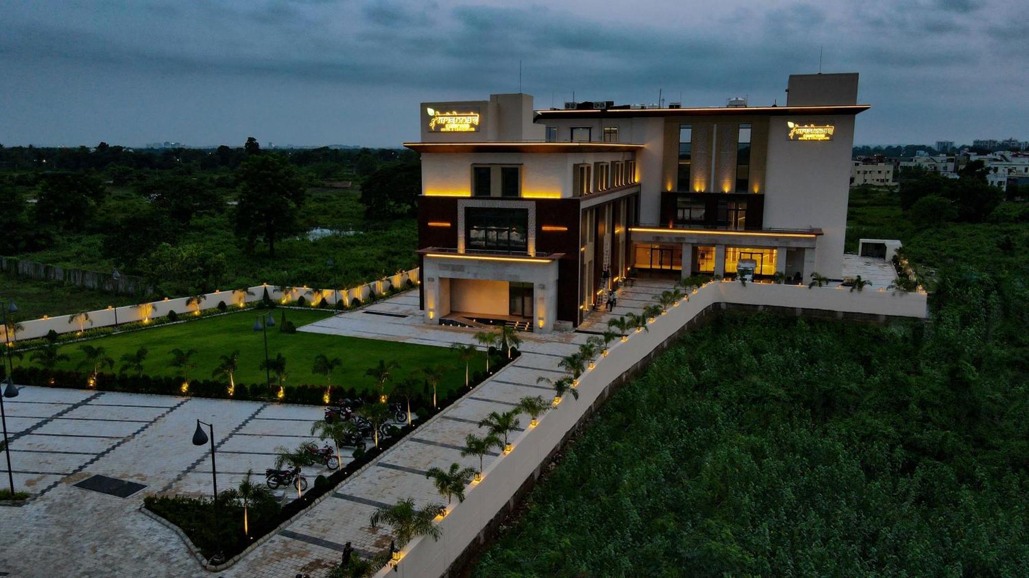 Krishna'S Courtyard Hotel & Convention Urāli Exterior photo